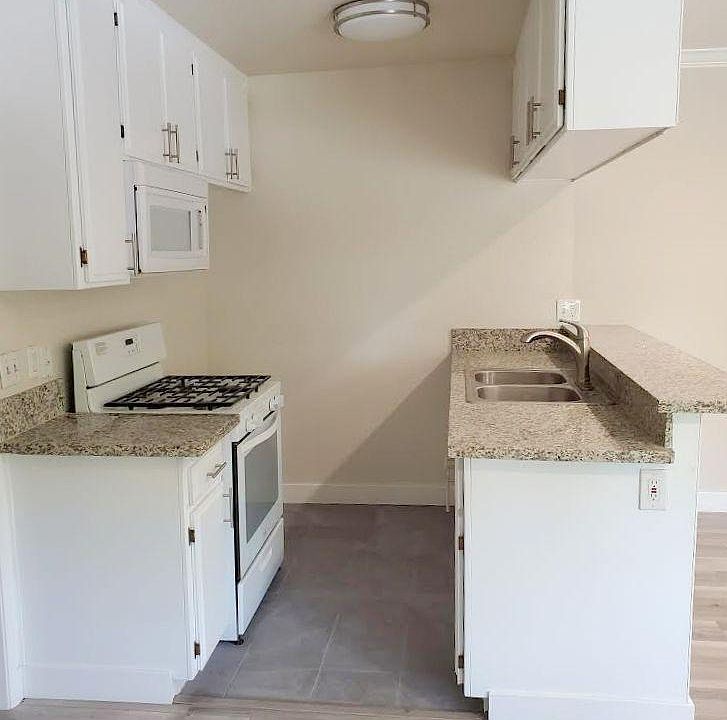 1st image of 13049 Oxnard St APT 10