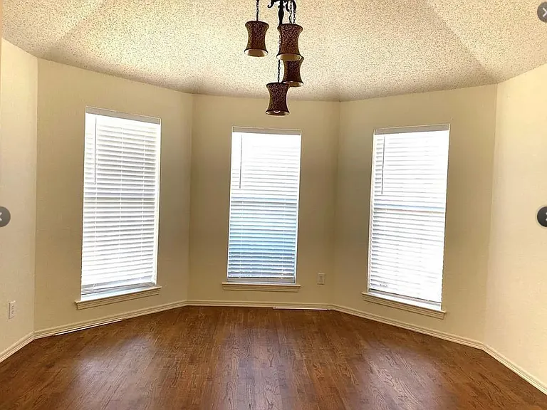 10079 Cambridge Dr — Photo 3