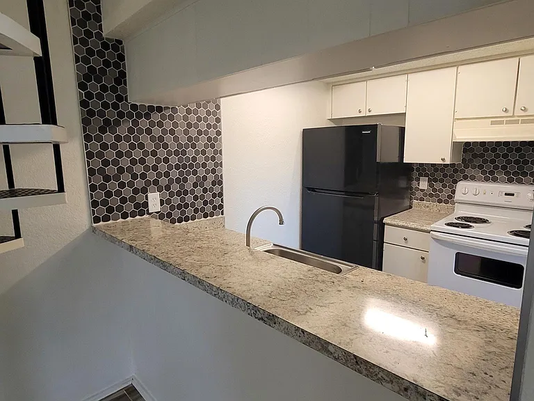 2501 E 10th St #1 — Photo 4