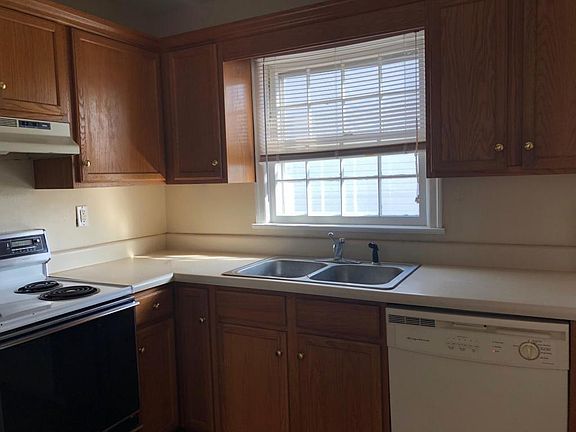 3rd image of 1210 Roanoke Blvd
