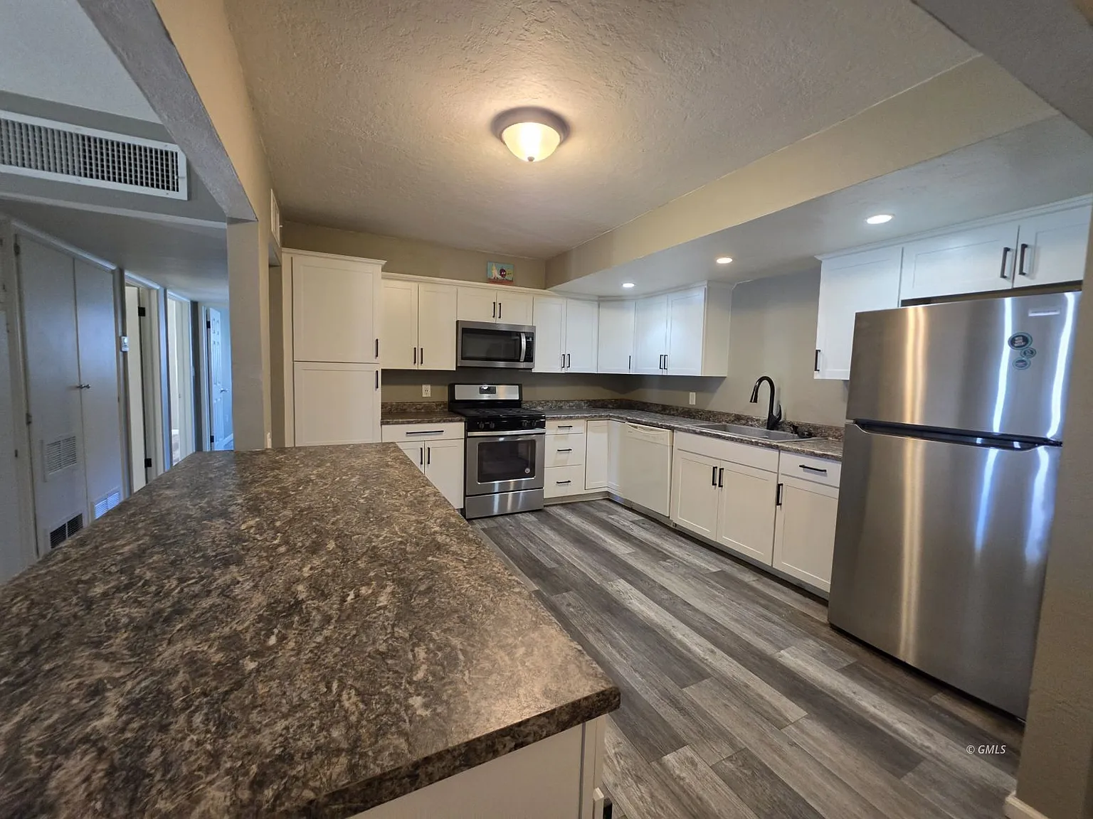 4 bed, 1288 sqft, $1,800 — Photo 1