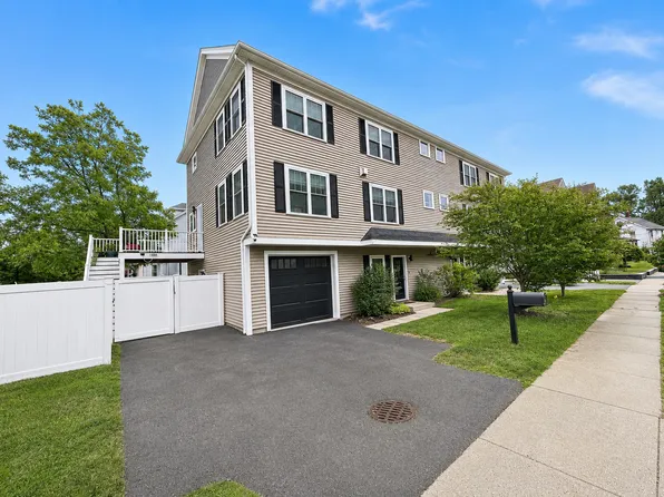 4 Boynton St #1, Waltham, MA 02453