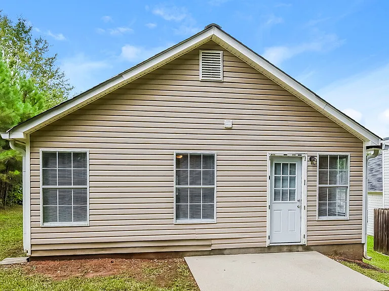 1560 Wembley Dr — Photo 16