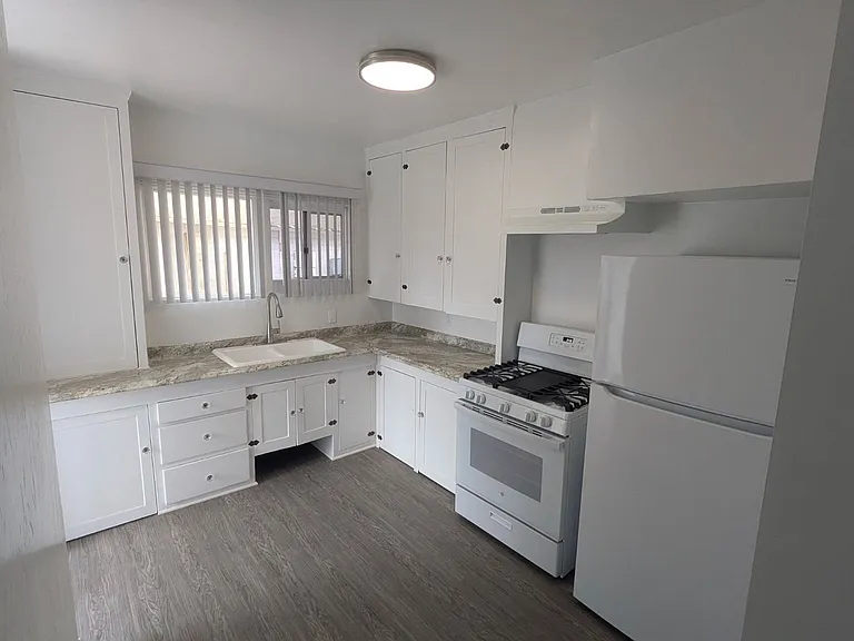 Del Oro Apartments — Photo 19