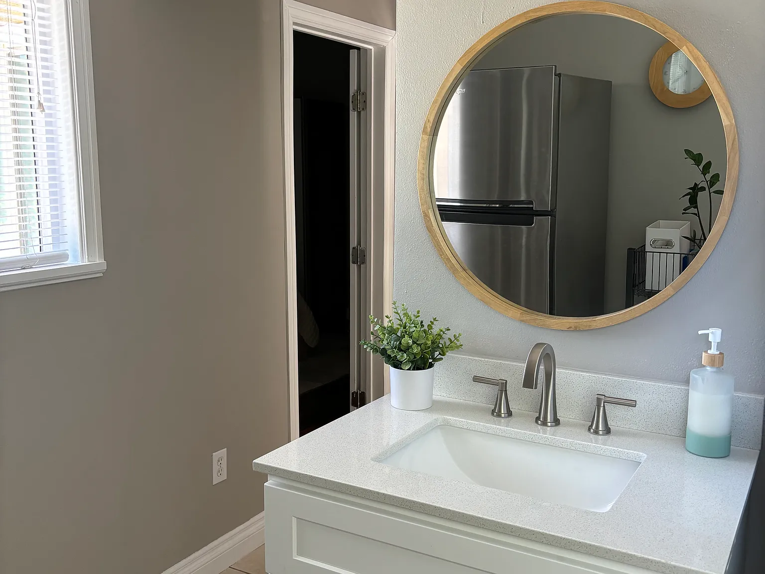 1 bed, 330 sqft, $1,900 — Photo 3
