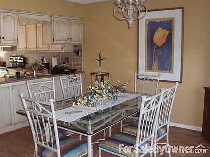 Dining room : Open to kitchen and living room; great for entertaining; overlooks tennis court
