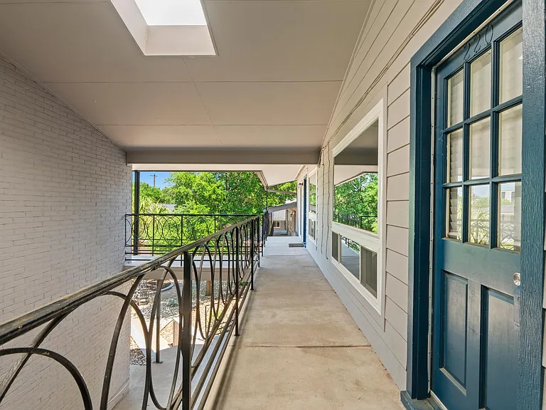 1210 Windsor Rd #220 — Photo 3