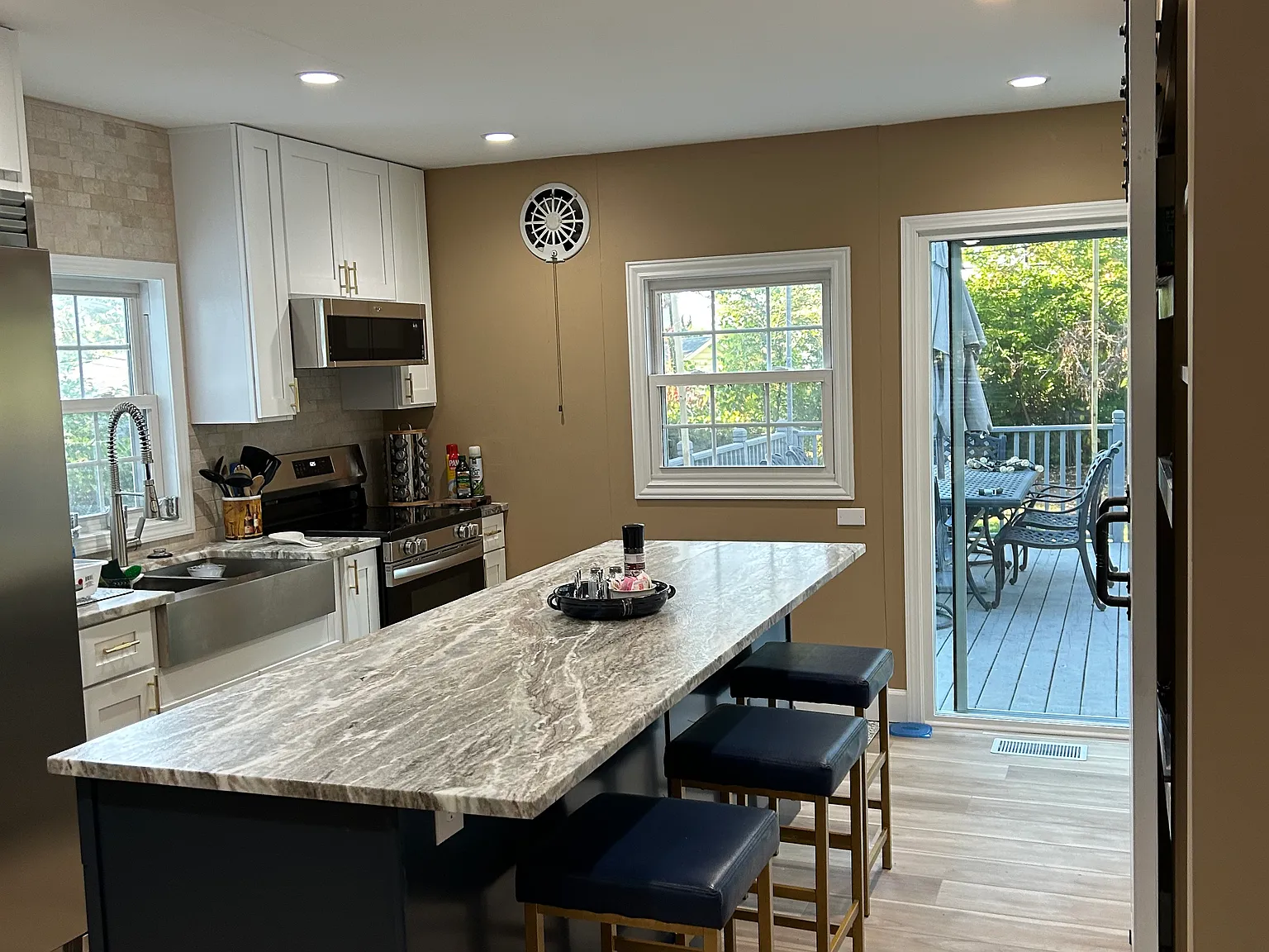 6 bed, 3500 sqft, $6,000 — Photo 2