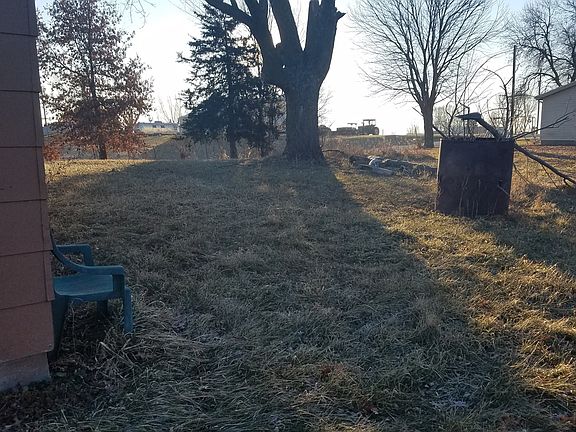 5th image of 802 Warner St