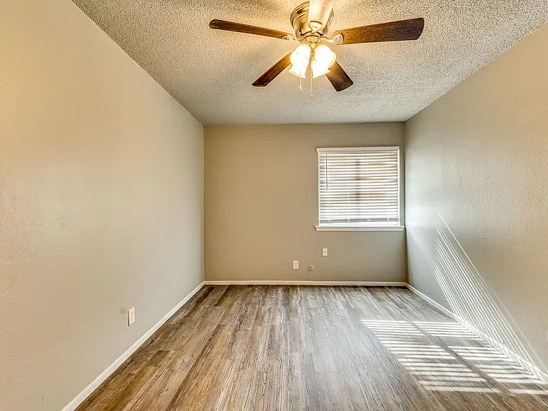 Woodhaven Apartments — Photo 19
