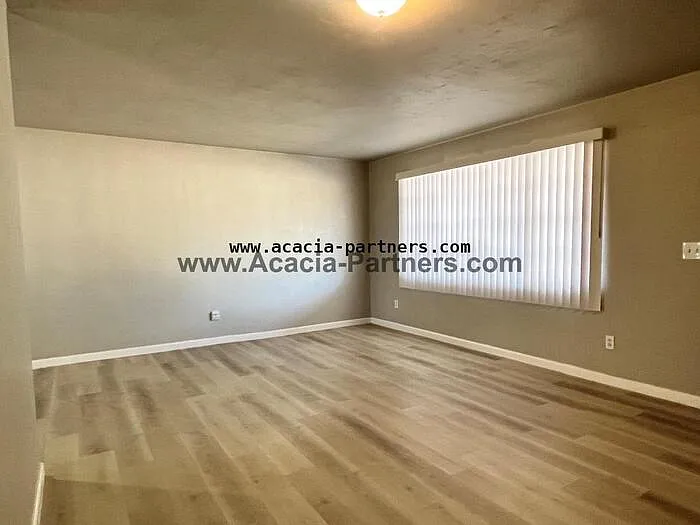 1941 W Spring St — Photo 6