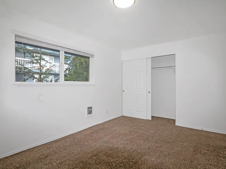 Lakeside Apartments — Photo 17