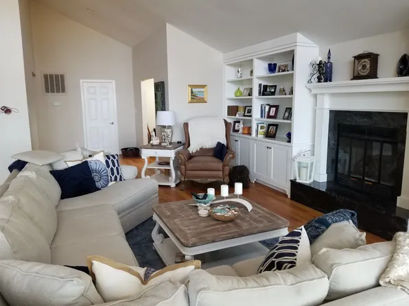 101 Magnolia Ct, Pine Knoll Shores, NC 28512