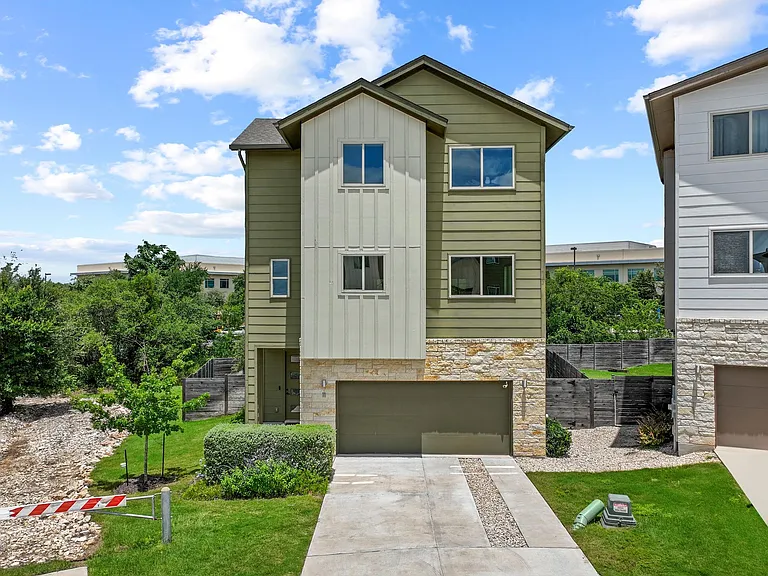5315 La Crosse Ave #11 — Photo 1