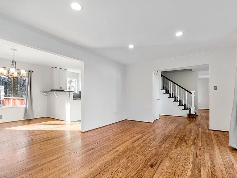 17020 Briardale Rd — Photo 2