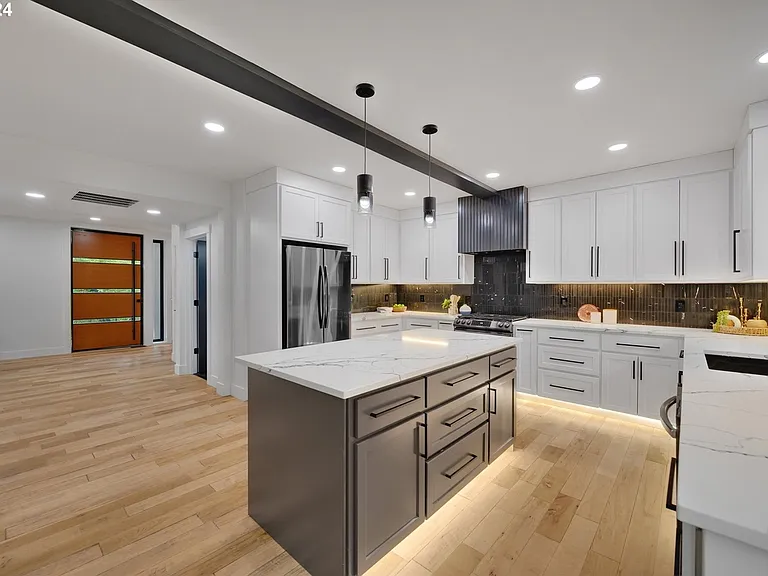1403 SW Broadway Dr — Photo 4
