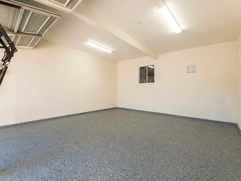 1009 Tremont St — Photo 13