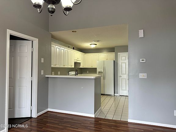 4th image of 113 E Breezewood Dr