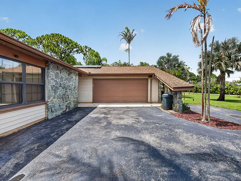 1362 SW Knollwood Dr — Photo 3
