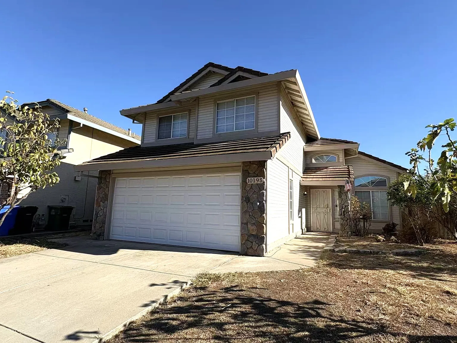 3 bed, 2.5 bath, 1766 sqft, $2,600 — Photo 2