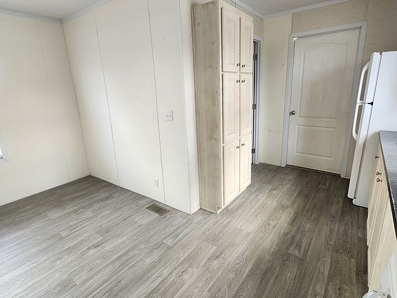 3rd image of 509 E 4th St