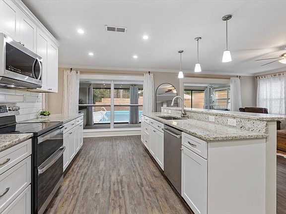 4th image of 2213 Yaupon Dr