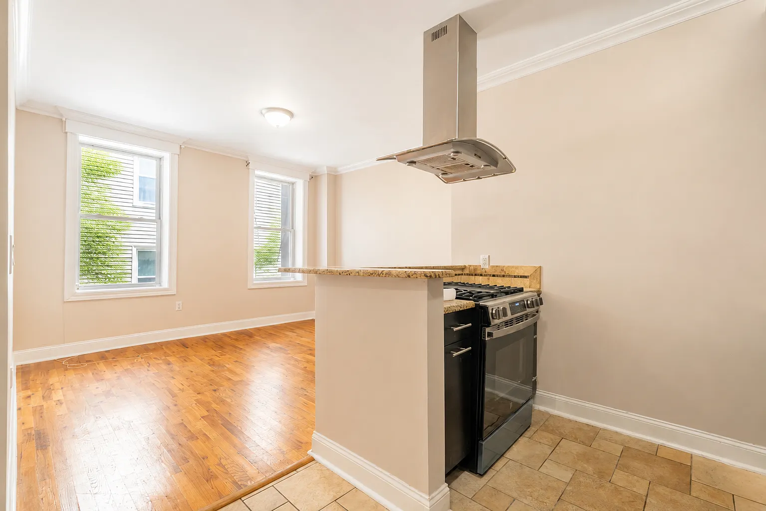 2 bed, 900 sqft, $2,800 — Photo 4