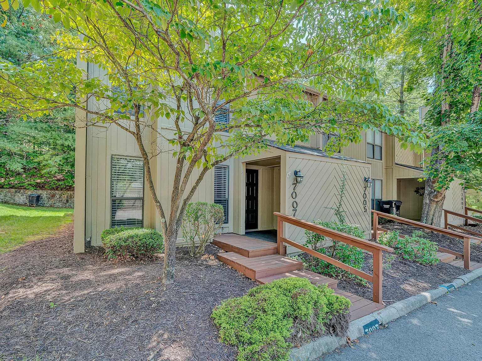 2 bed, 1.5 bath, 1044 sqft, $1,595 — Photo 2