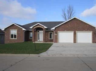1218 SE 10th Ave, Dyersville, IA 52040