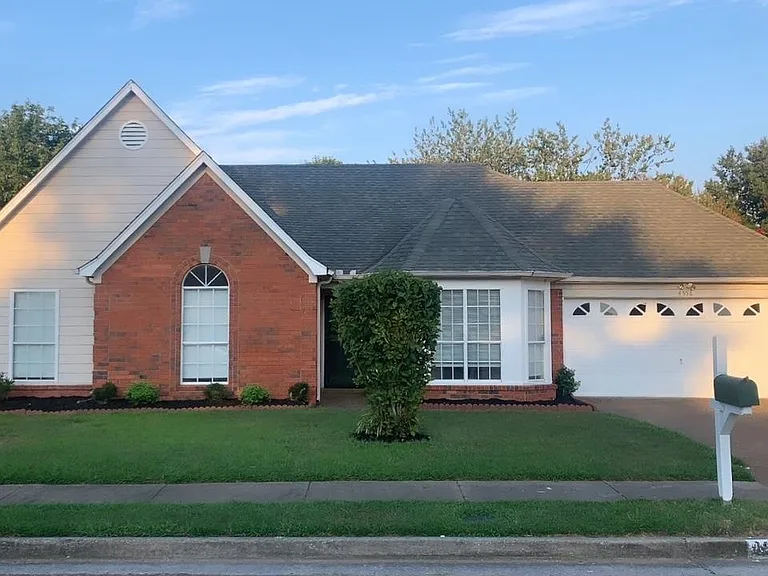 4558 Kings Grant Dr — Photo 1