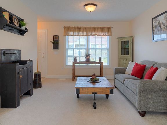3rd image of 270 Robin Hood Dr