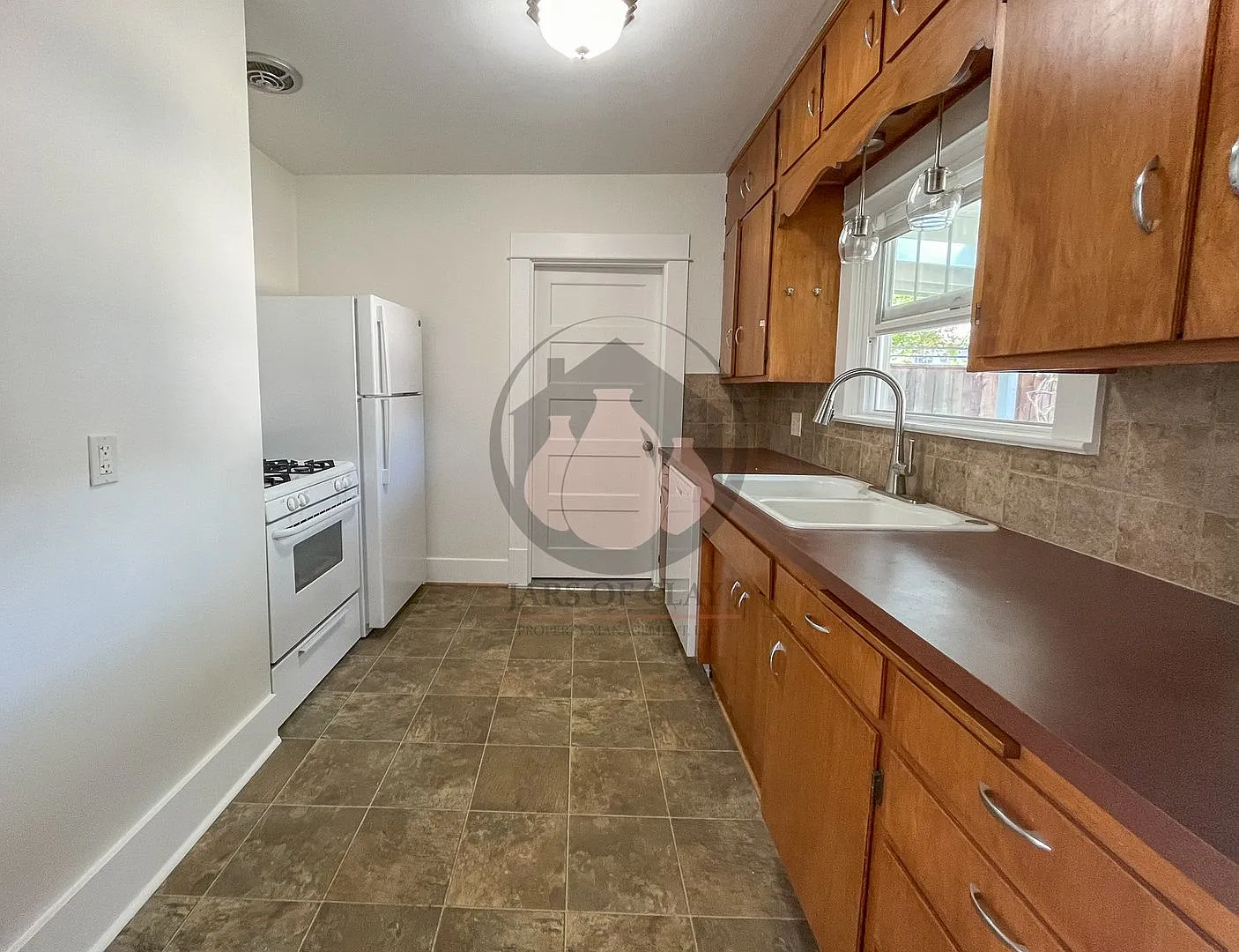 Single Level House Ready for move in! — Photo 2