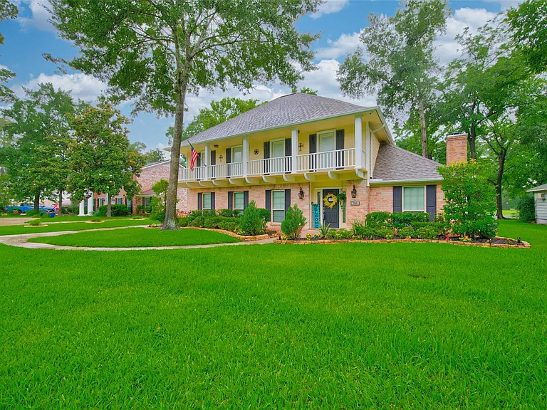 746 Stone Mountain Dr — Photo 3