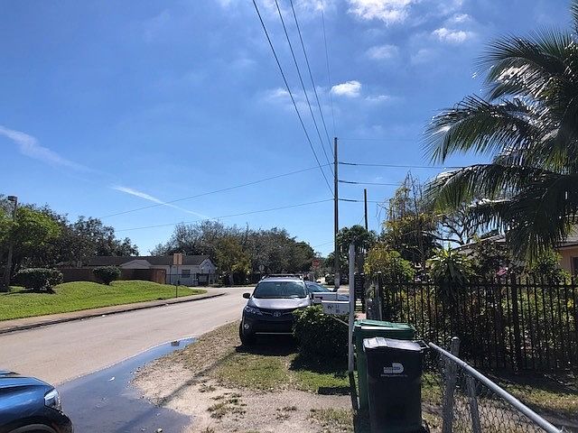 Exterior Neighborhood (street photo)