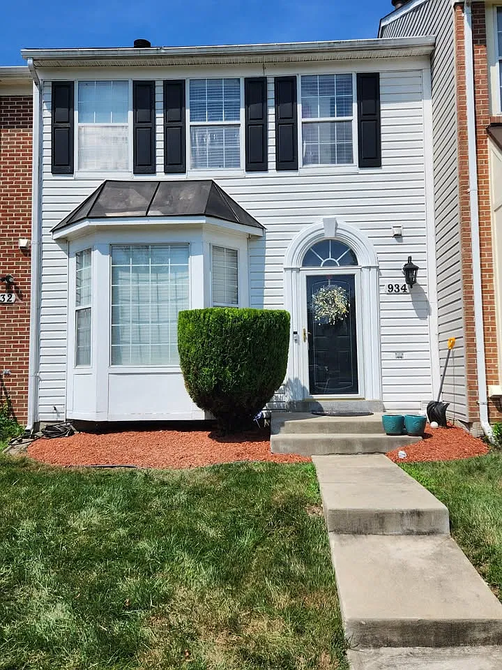 4 bed, 3.5 bath, 2000 sqft, $3,200 — Photo 1