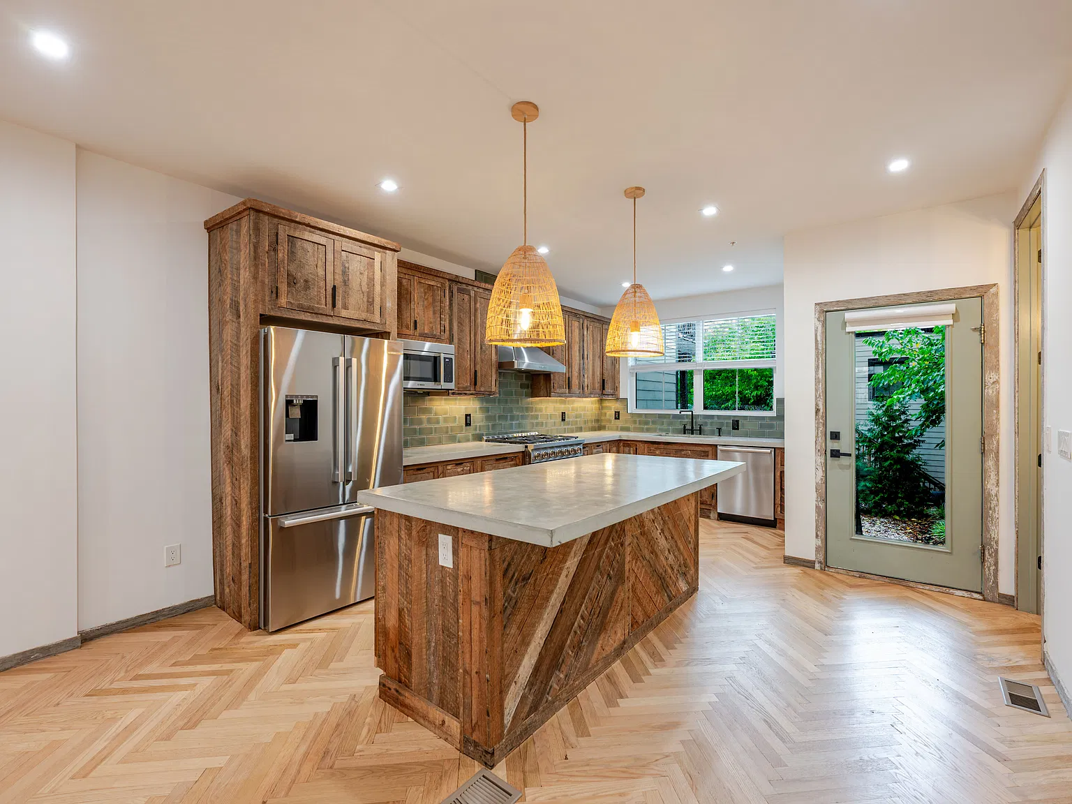 3 bed, 2.5 bath, 1500 sqft, $4,995 — Photo 3