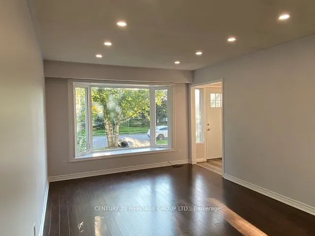 779 Greenfield Cres #MAIN — Photo 2