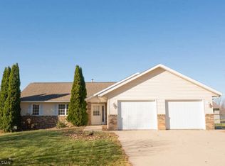 104 Creekside Dr, Eagle Lake, MN 56024