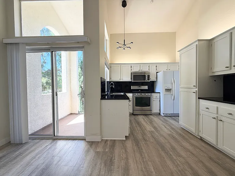 801 Maplewood — Photo 3