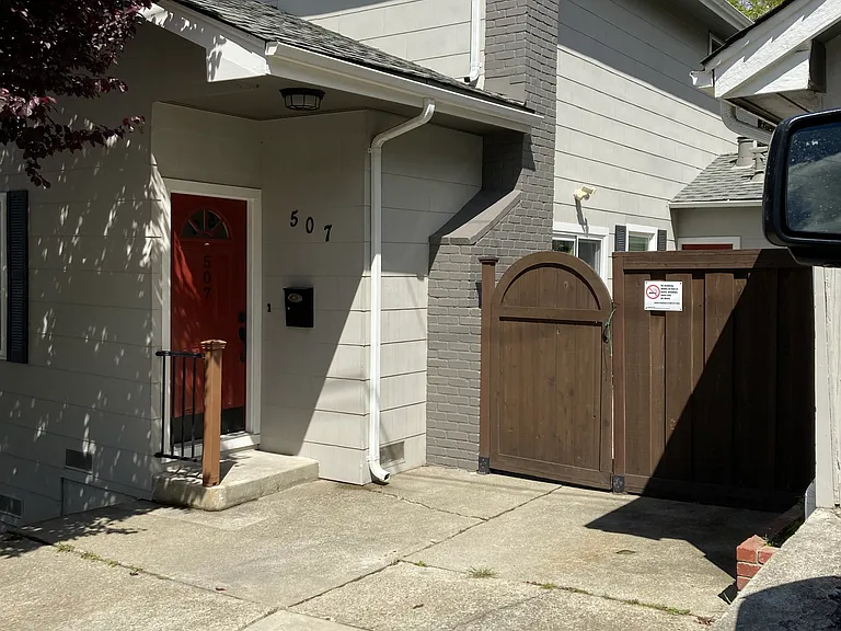 507 Bay St — Photo 16