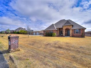 4652 Hollycrest Ln, Edmond, OK 73025