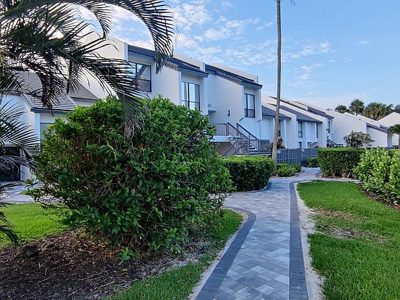 3rd image of 2400 Bridgewood Dr #Townhouse