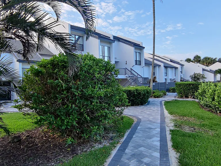 2400 Bridgewood Dr #TOWNHOUSE — Photo 3