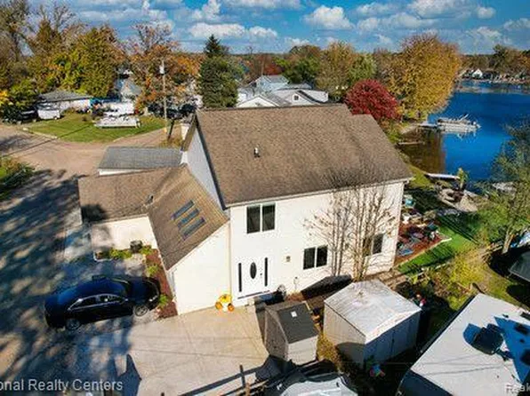 8819 Lagoon Dr, Brighton, MI 48116