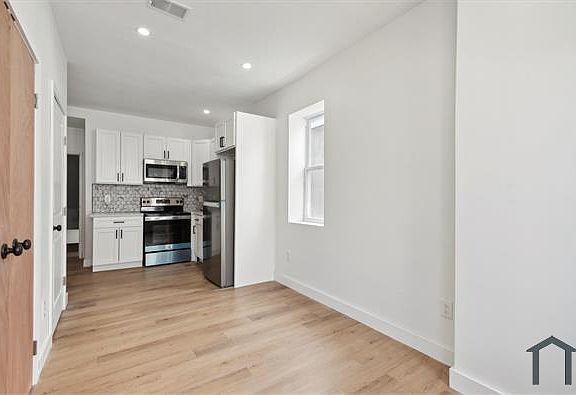 2nd image of 2426 N Marshall St #2