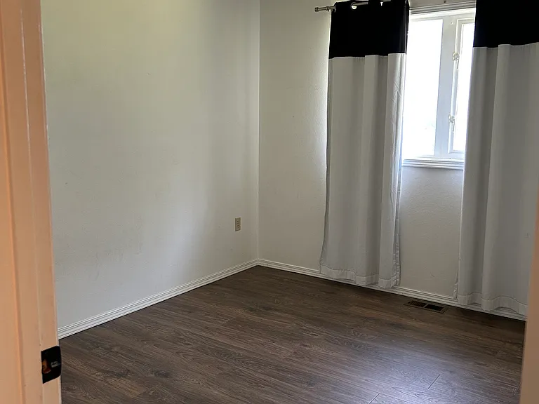 654 E Maple Pl — Photo 14