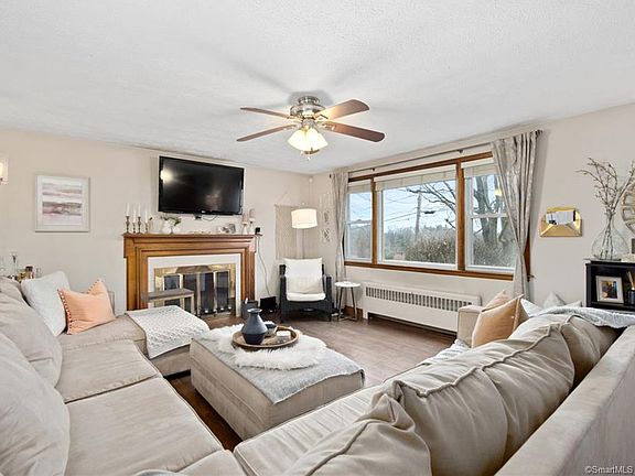 3rd image of 12 Leona Ln