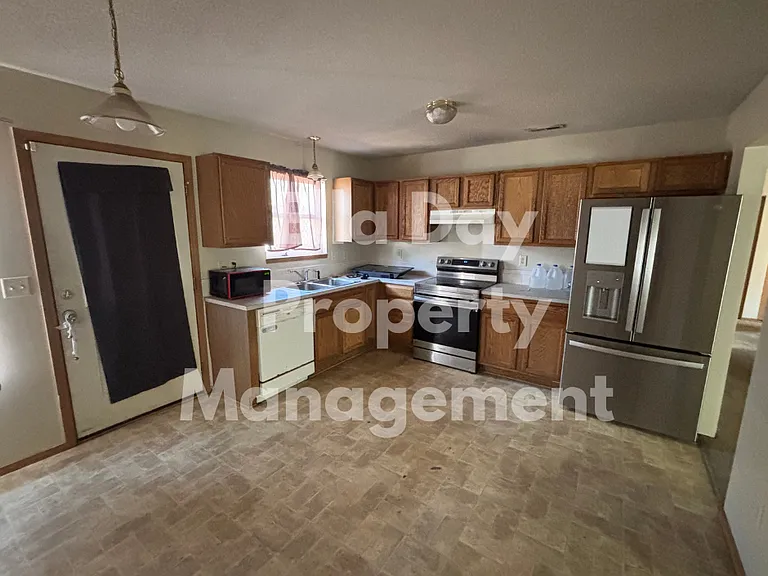 2520 E Conquest St — Photo 4