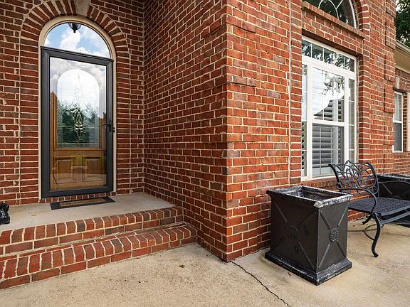 4th image of 8677 Highlands Dr