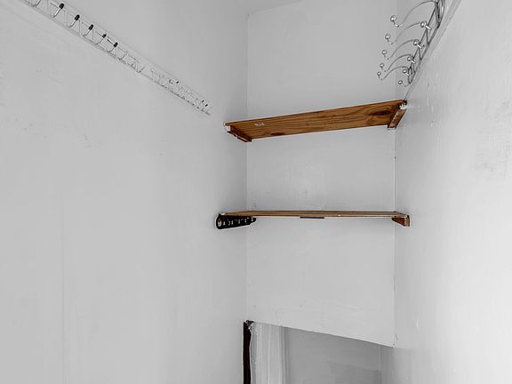 5th image of 199 Hayward Pl #B